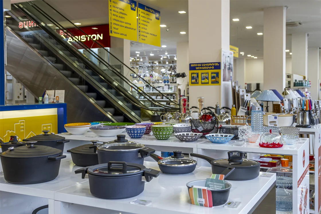 Դավիթ Անհաղթի փ․, 8